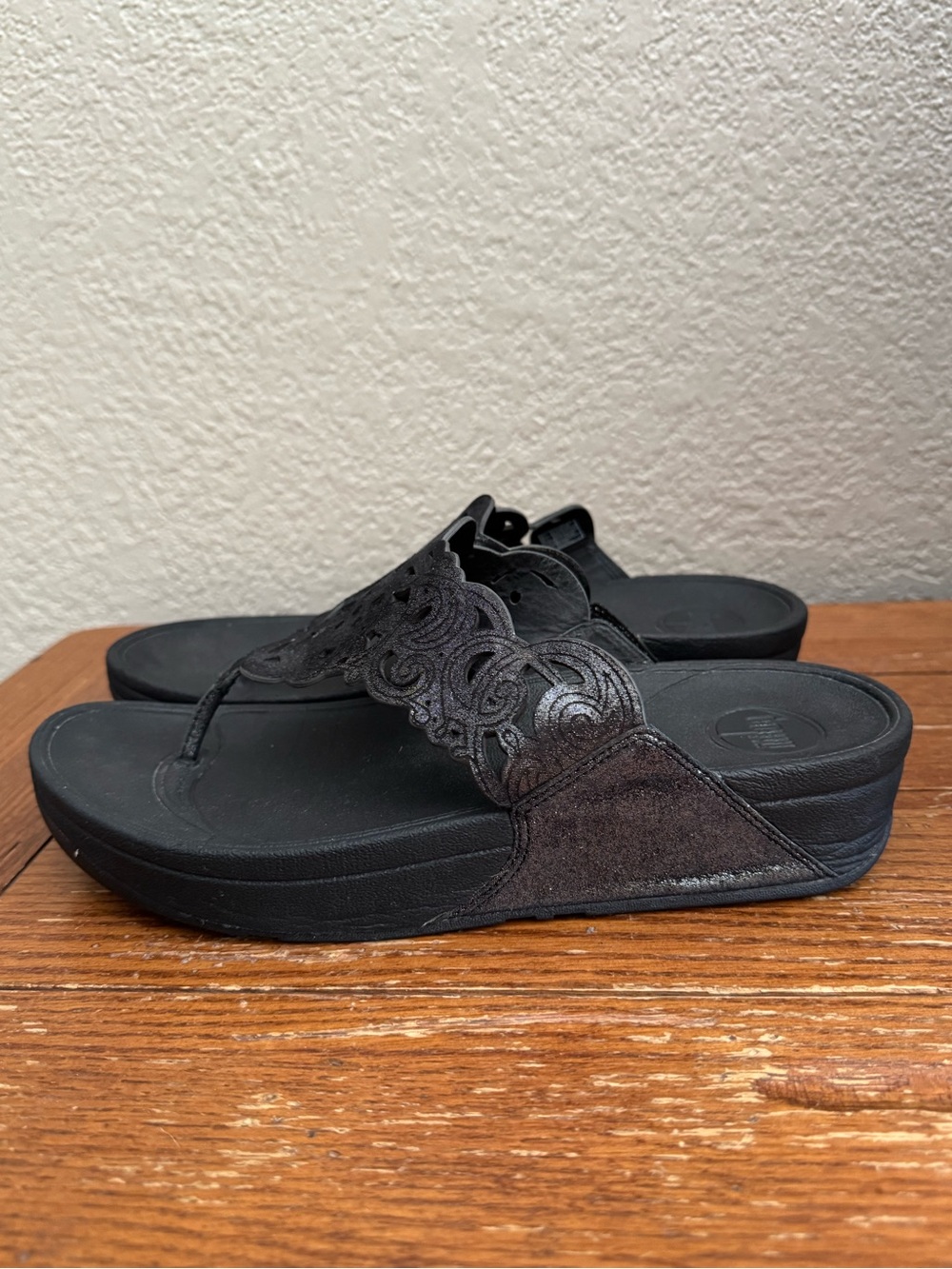 FitFlop Flora Leather W Sz. 9 Black Lace  Comfort Wedge Thong/Sandal Beach Vacay